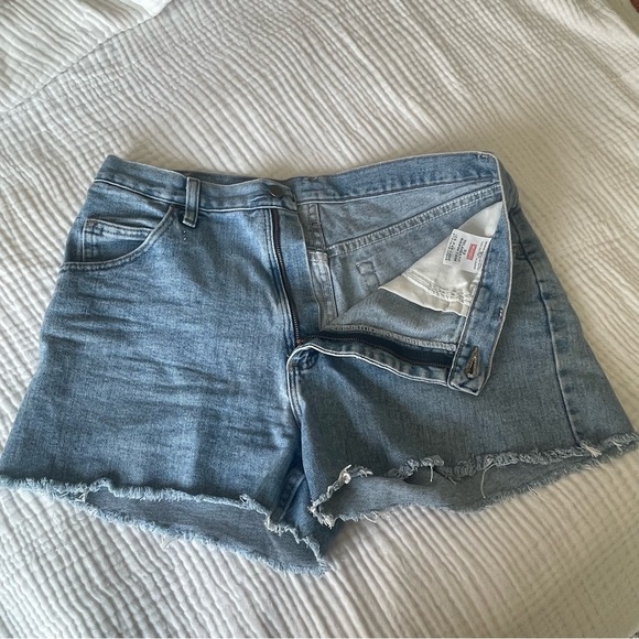 Wrangler Relaxed Fit Denim Shorts - Vintage Wash Cut Off Blue Jean - Picture 3 of 6